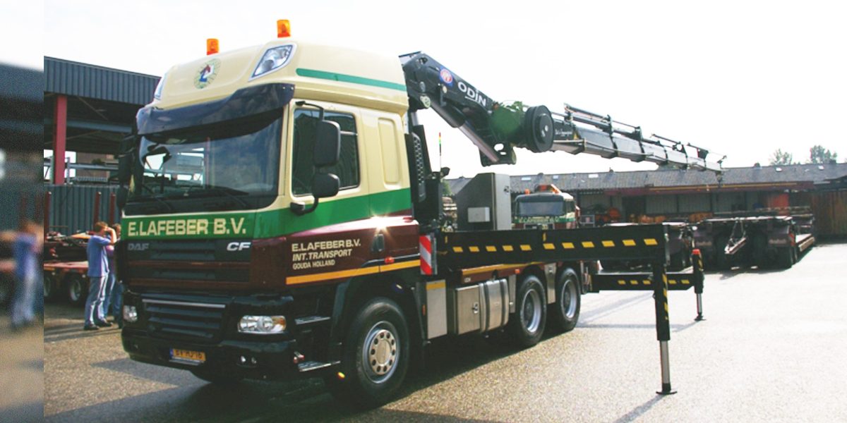 trekkerkraan 60 tm met platte trailer of semi 1