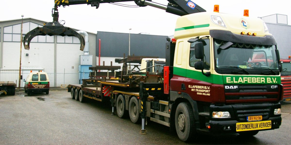 trekkerkraan 60 tm met platte trailer of semi 3