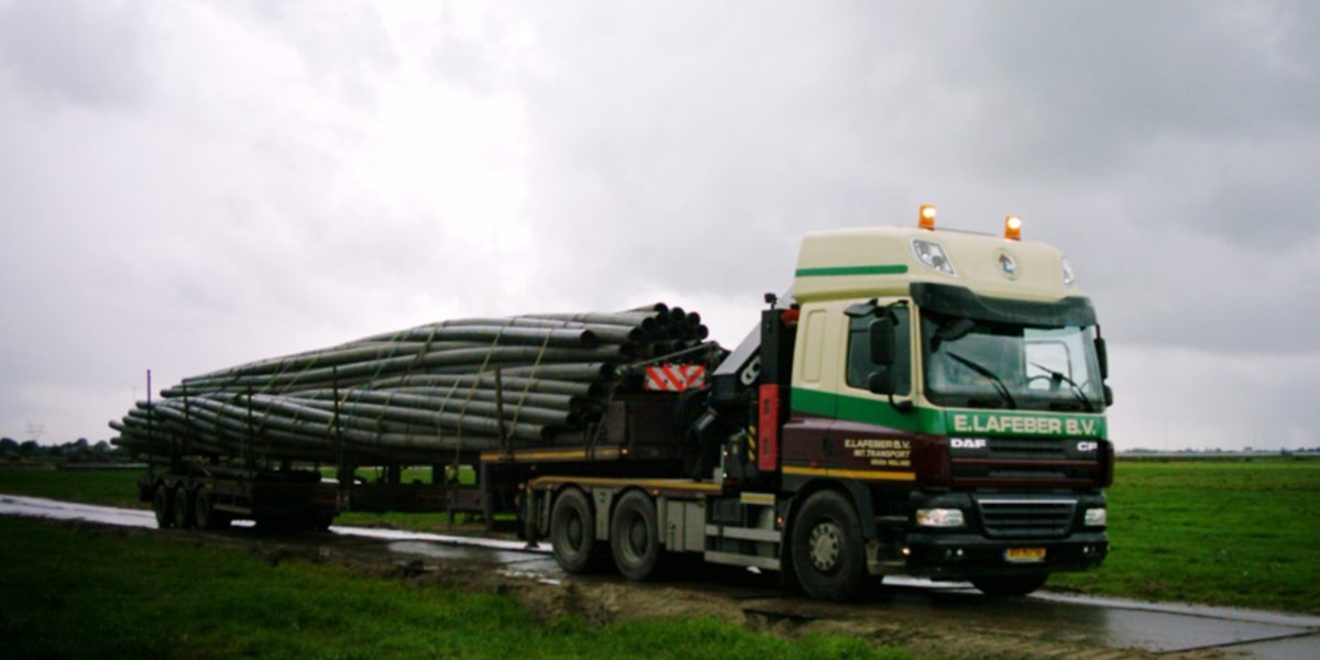 trekkerkraan 60 tm met platte trailer of semi 6