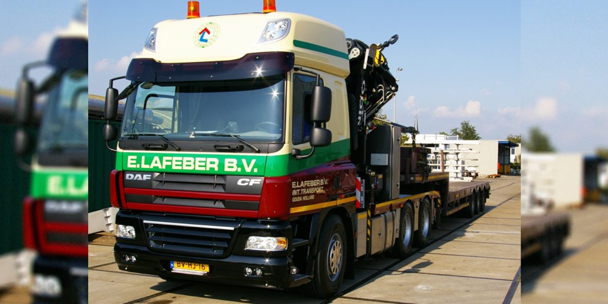 trekkerkraan 60 tm met platte trailer of semi 9